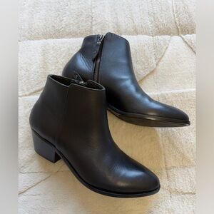 Like NEW! $148 Thursday Boot Co Downtown Black Leather Zippered Ankle Booties 8